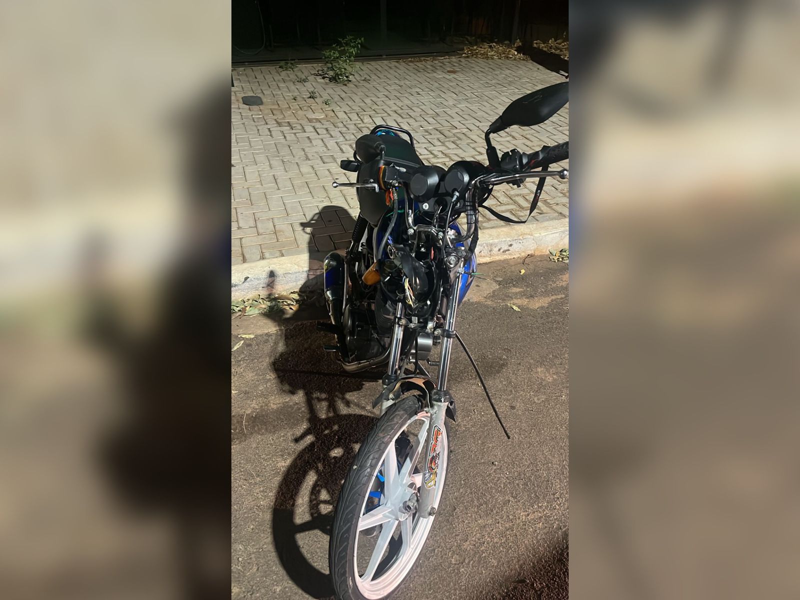 Motociclista sem CNH fica ferido após colidir com veículos estacionados em Douradina