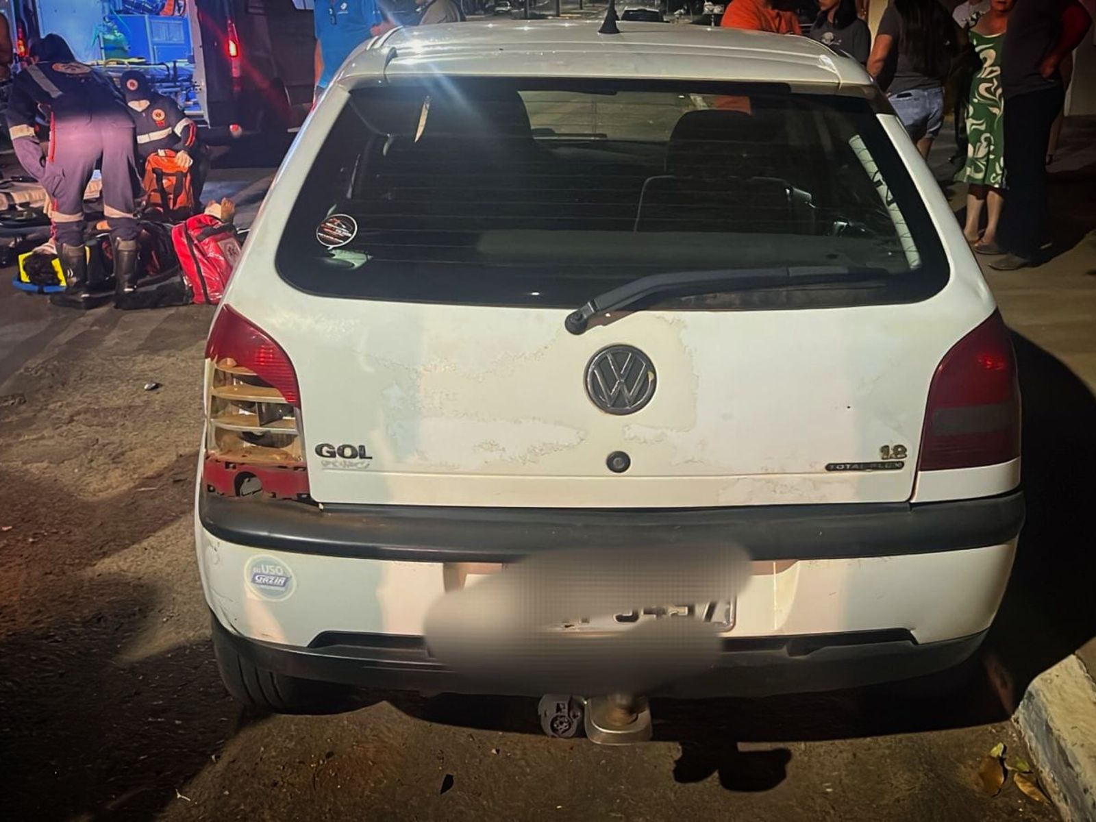 Jornal Ilustrado - Motociclista sem CNH fica ferido após colidir com veículos estacionados em Douradina