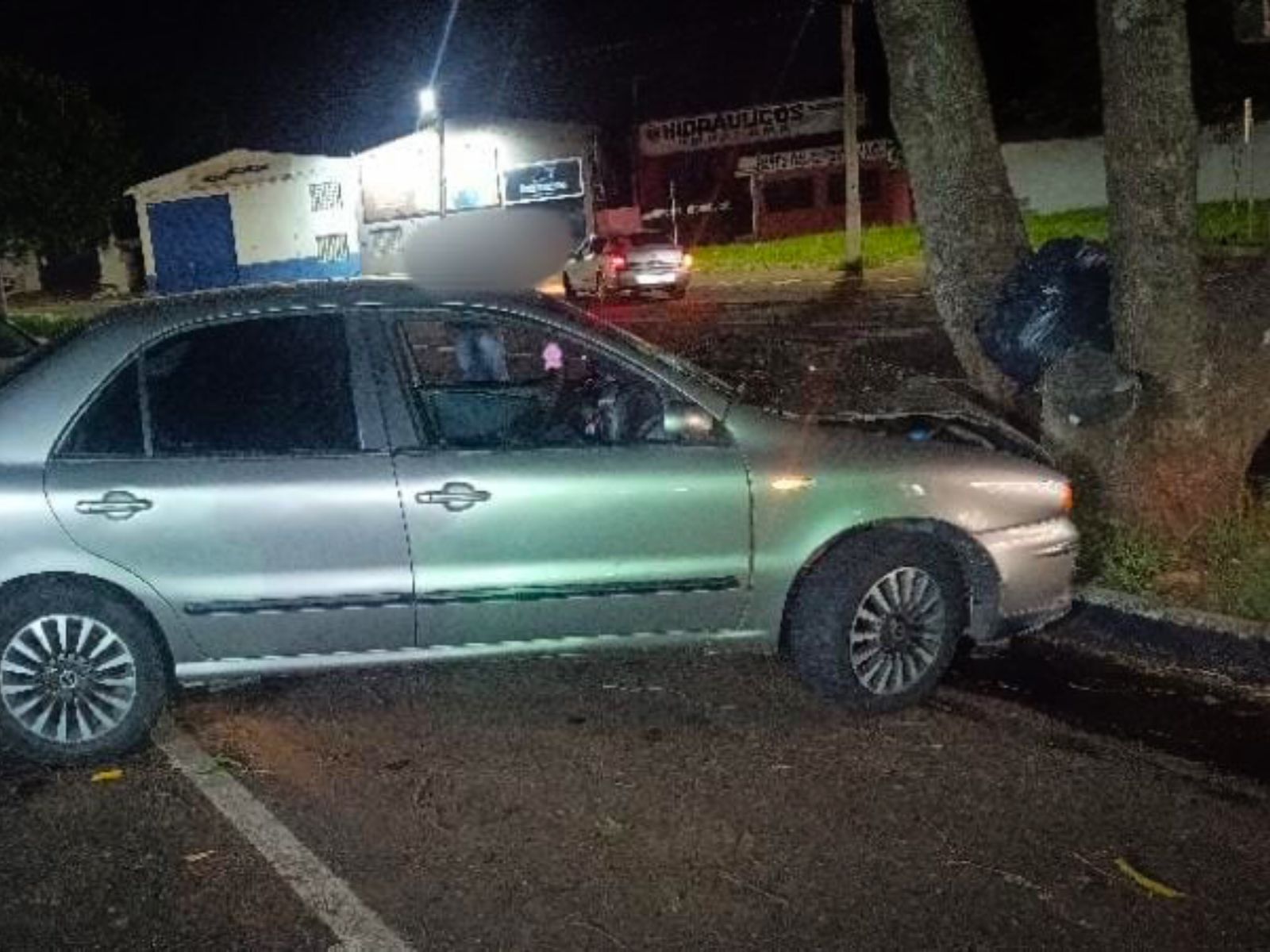 Motorista fica ferido após colidir com árvore na avenida Guanabara, em Umuarama