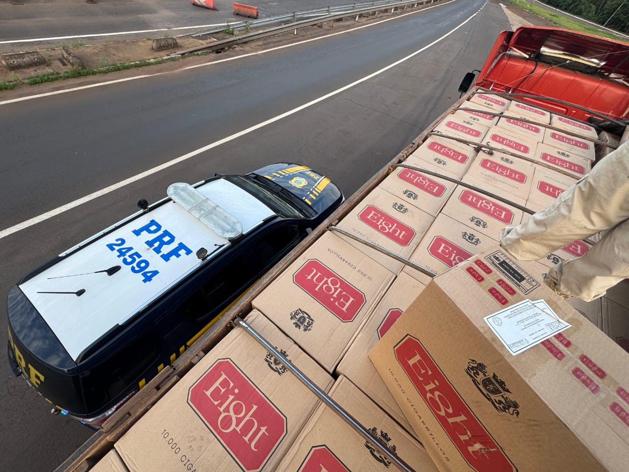 PRF apreende 450 mil maços de cigarros contrabandeados na BR-163, em Guaíra