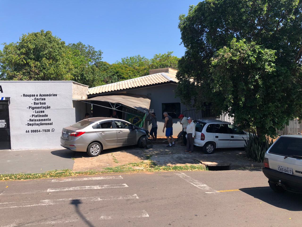 Carro conduzido por idoso atinge residência em Umuarama 