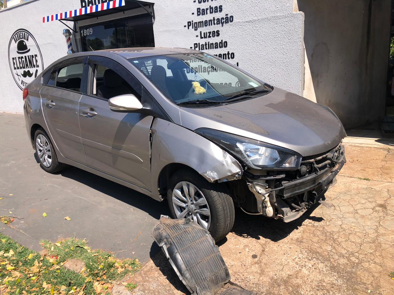 Jornal Ilustrado - Carro conduzido por idoso atinge residência em Umuarama 