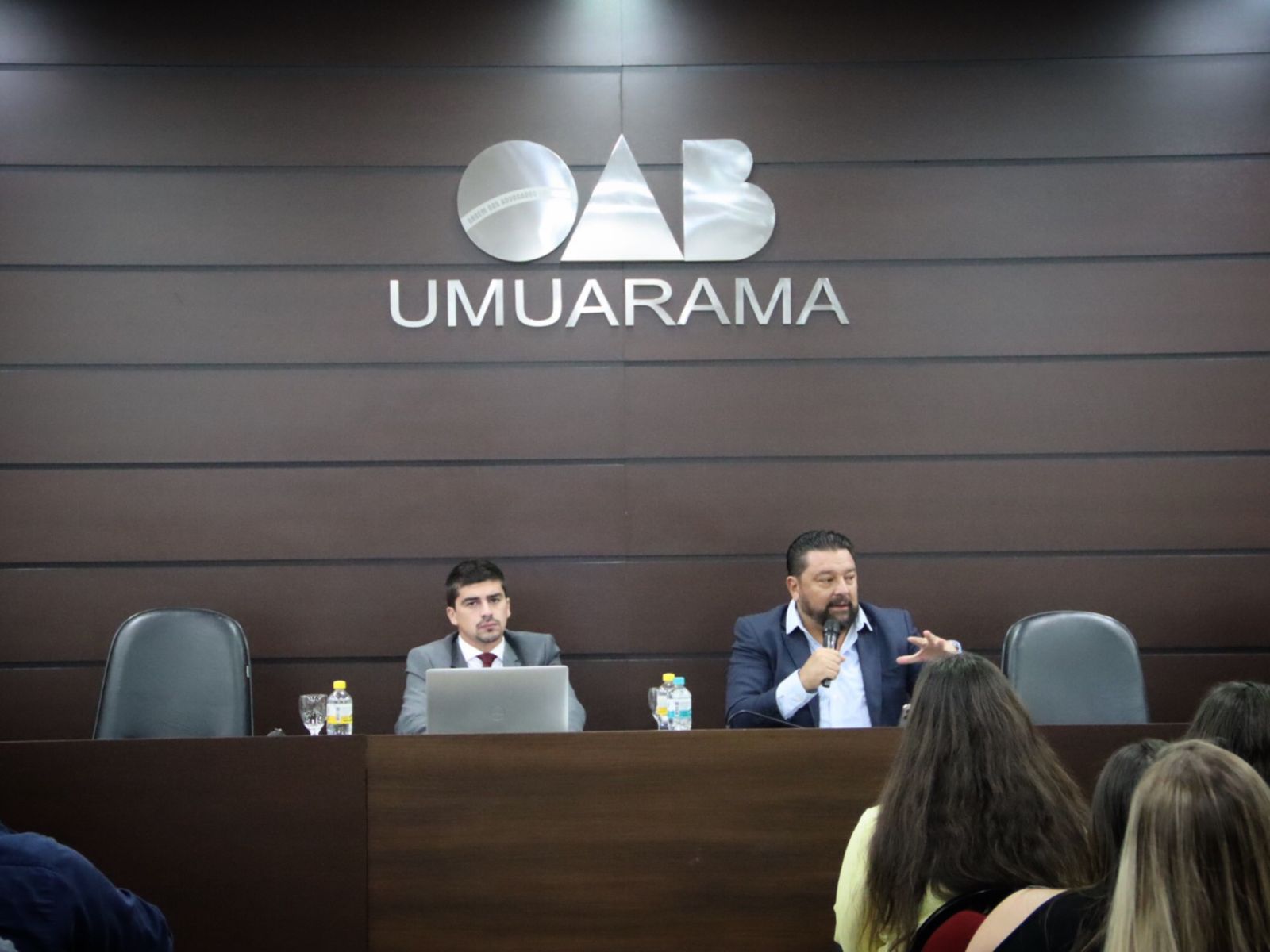 Curso sobre Tribunal do Júri e prova digital reúne grandes nomes da advocacia criminal em Umuarama 