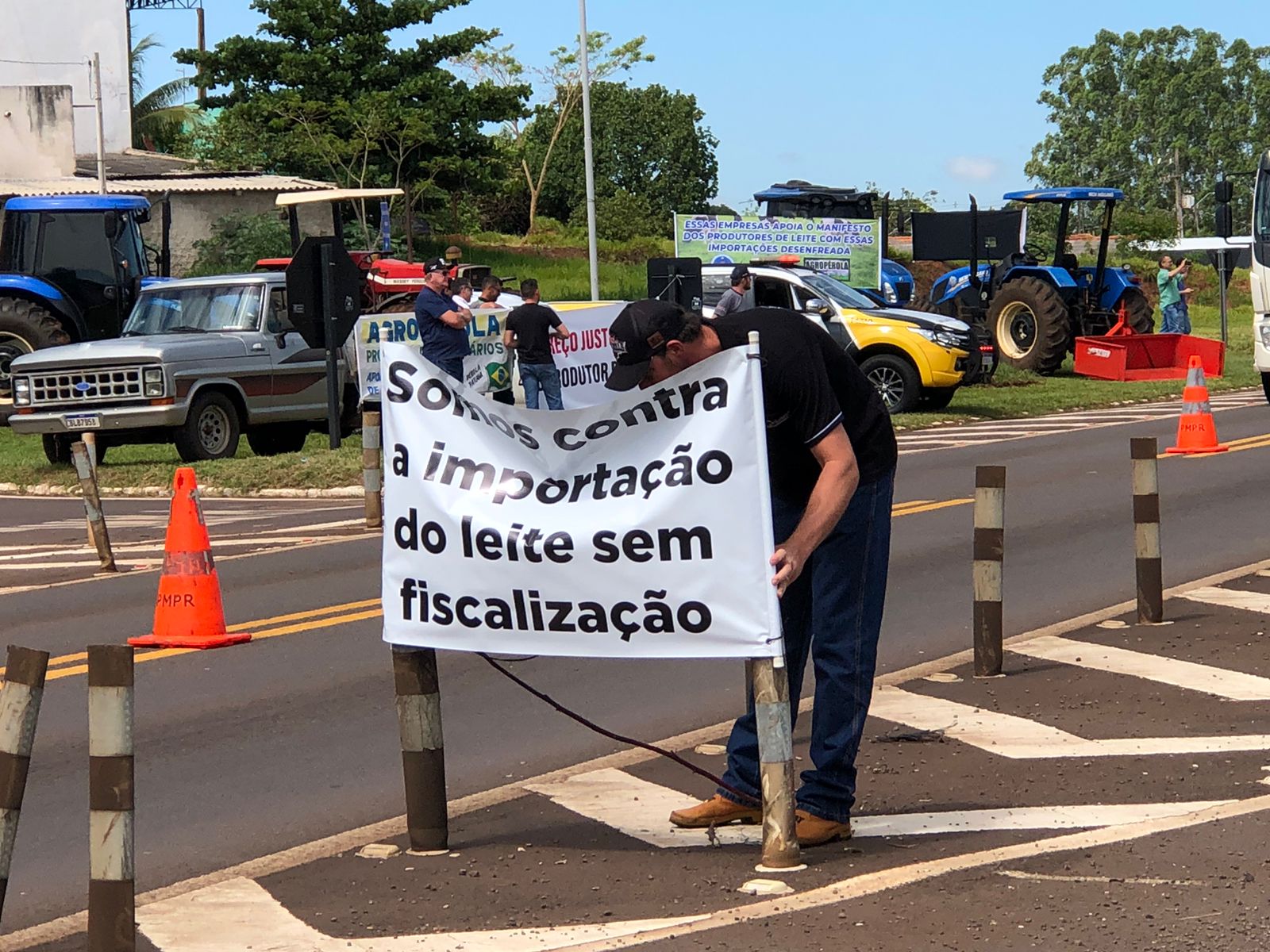 Jornal Ilustrado - Manifestação na PR-323 cobra medidas urgentes para salvar o setor leiteiro