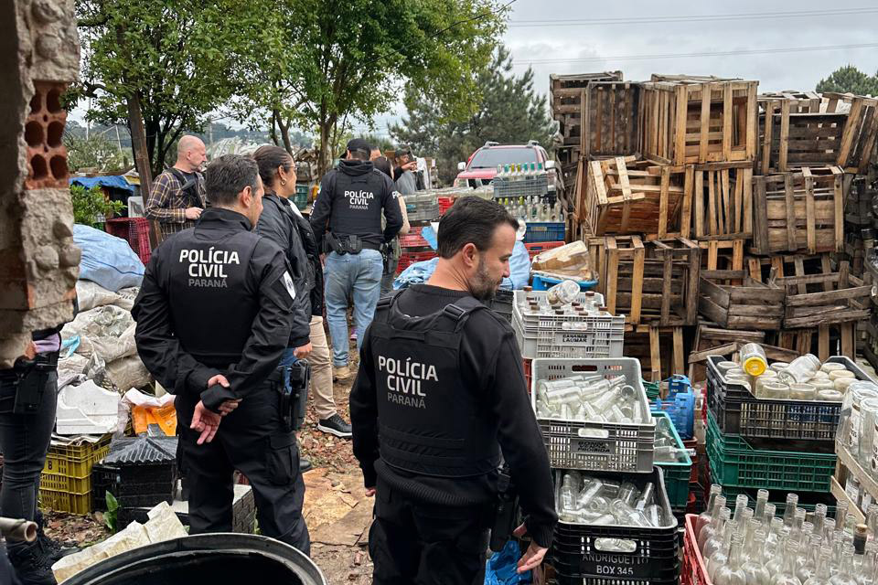 Jornal Ilustrado - Polícia Civil destrói 300 mil garrafas em operação contra bebidas irregulares no Paraná