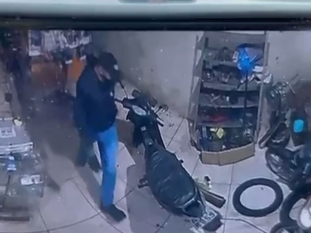 Ladrão invade oficina de motos e furta equipamentos em Cafezal do Sul; VÍDEO