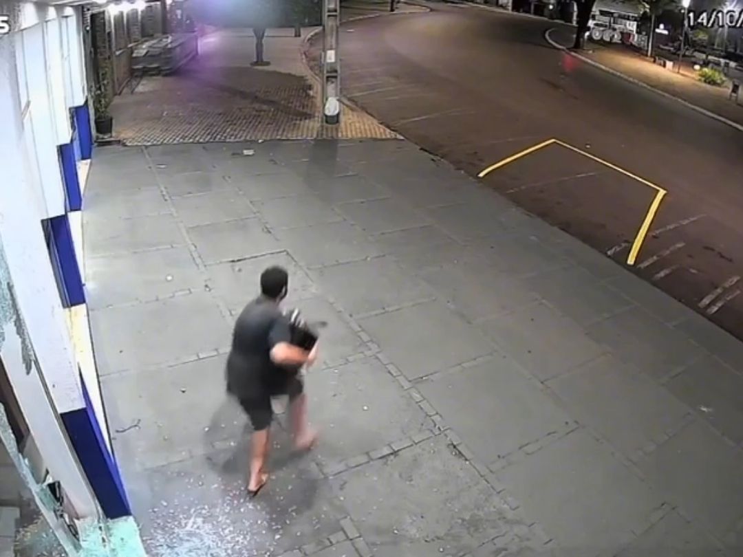 Suspeitos de furto em loja no centro de Cruzeiro do Oeste são presos; VIDEO