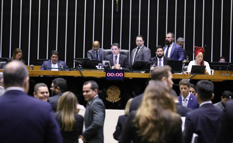 Jornal Ilustrado - Câmara aprova PEC sobre aposentadoria de agentes de saúde e endemias