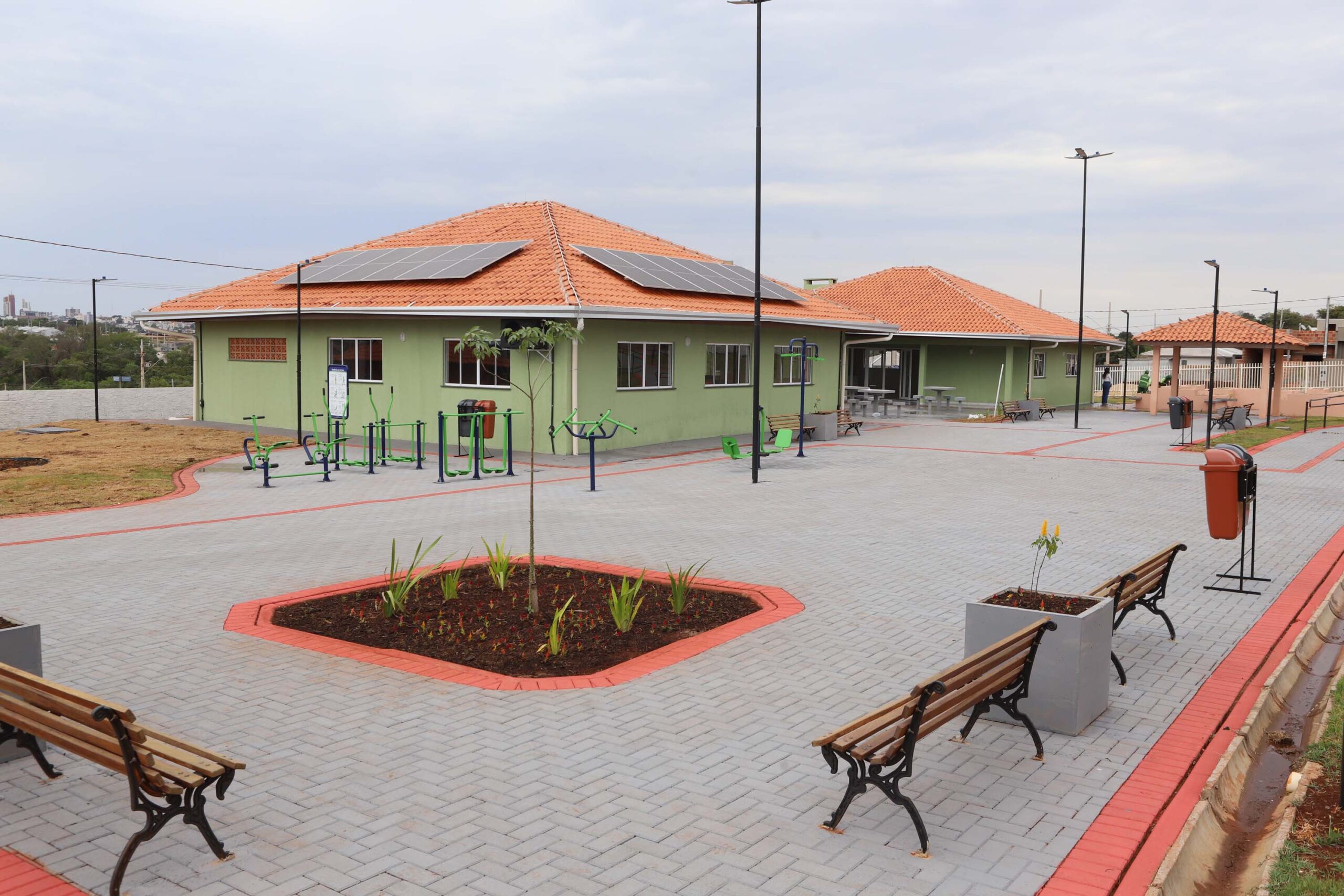 Jornal Ilustrado - Ratinho Junior inaugura Condomínio do Idoso de Campo Mourão com 40 casas