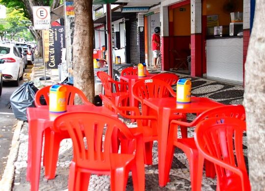 PMU vai orientar e fiscalizar quem coloca materiais e estaciona nas calçadas