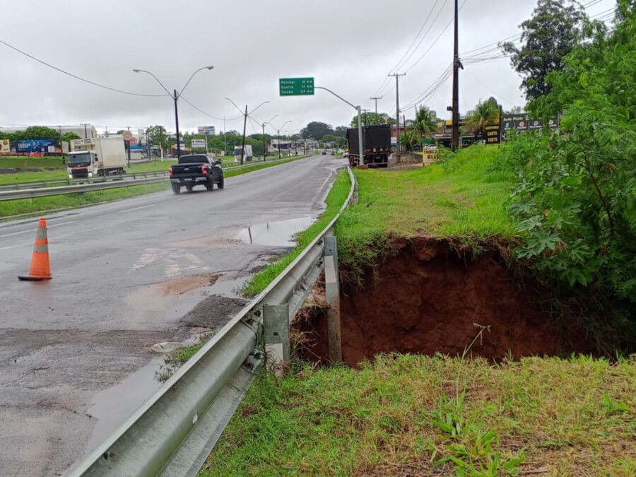 DER monitora erosão às margens da PR-323 em Umuarama após fortes chuvas