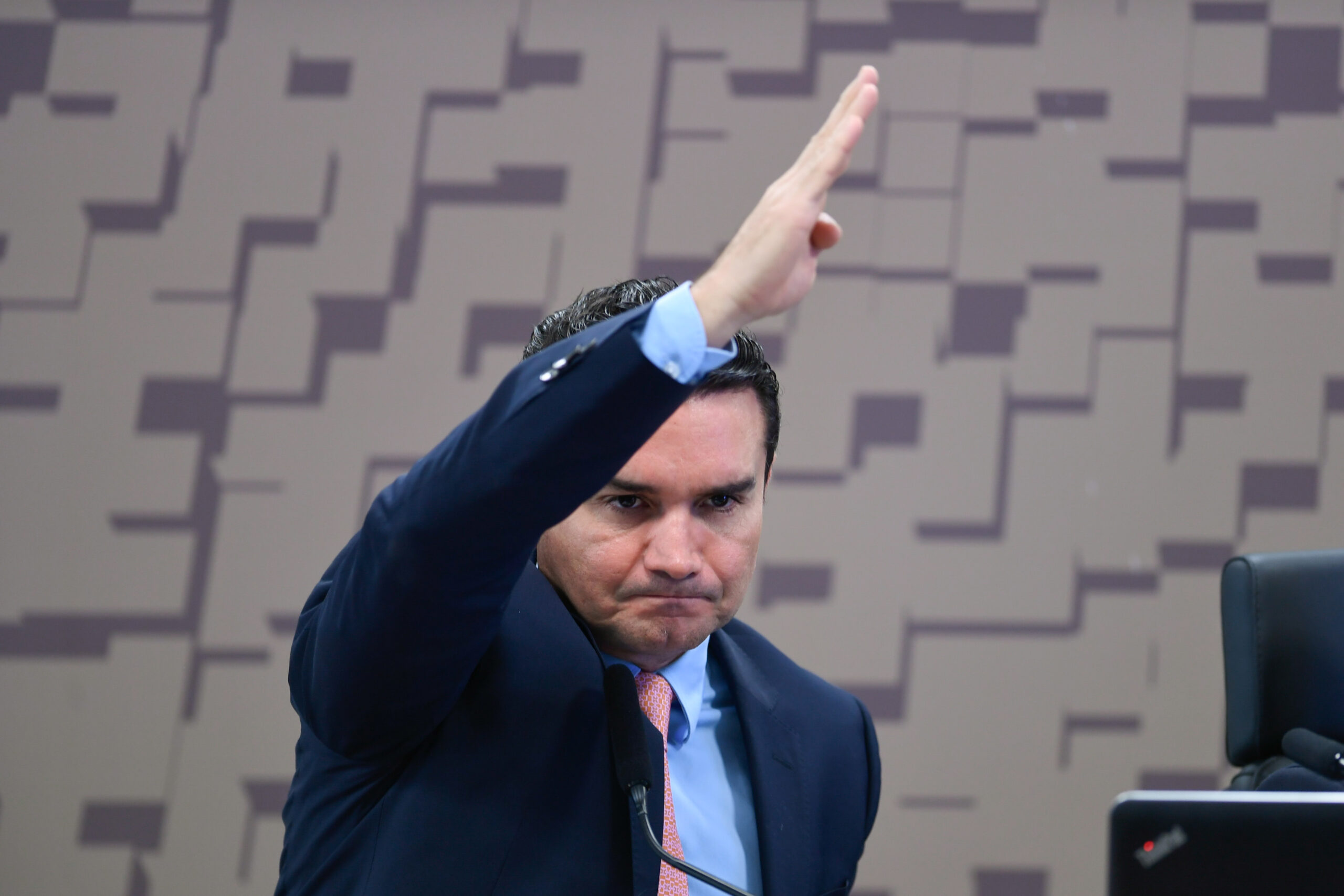 Sabino amplia confronto com União Brasil e reafirma apoio a Lula
