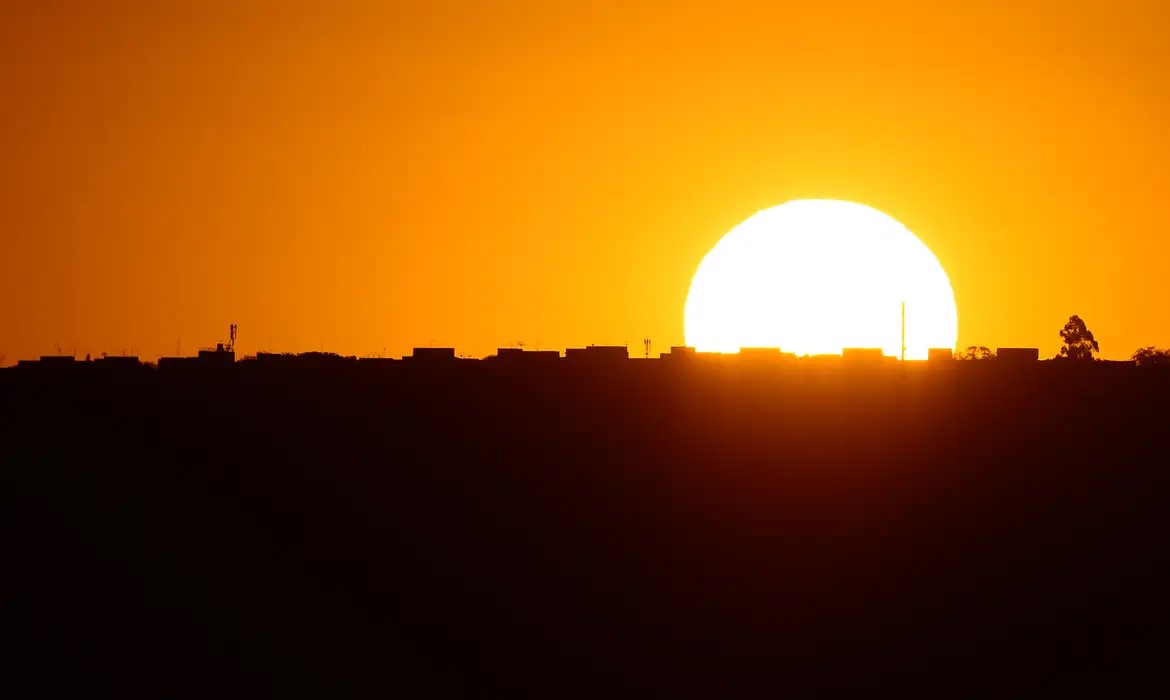 Esse ano não haverá horário de verão, diz Ministro de Minas e Energia
