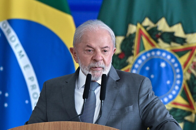 Jornal Ilustrado - Lula assina medida que altera regras para vales-alimentação e refeição