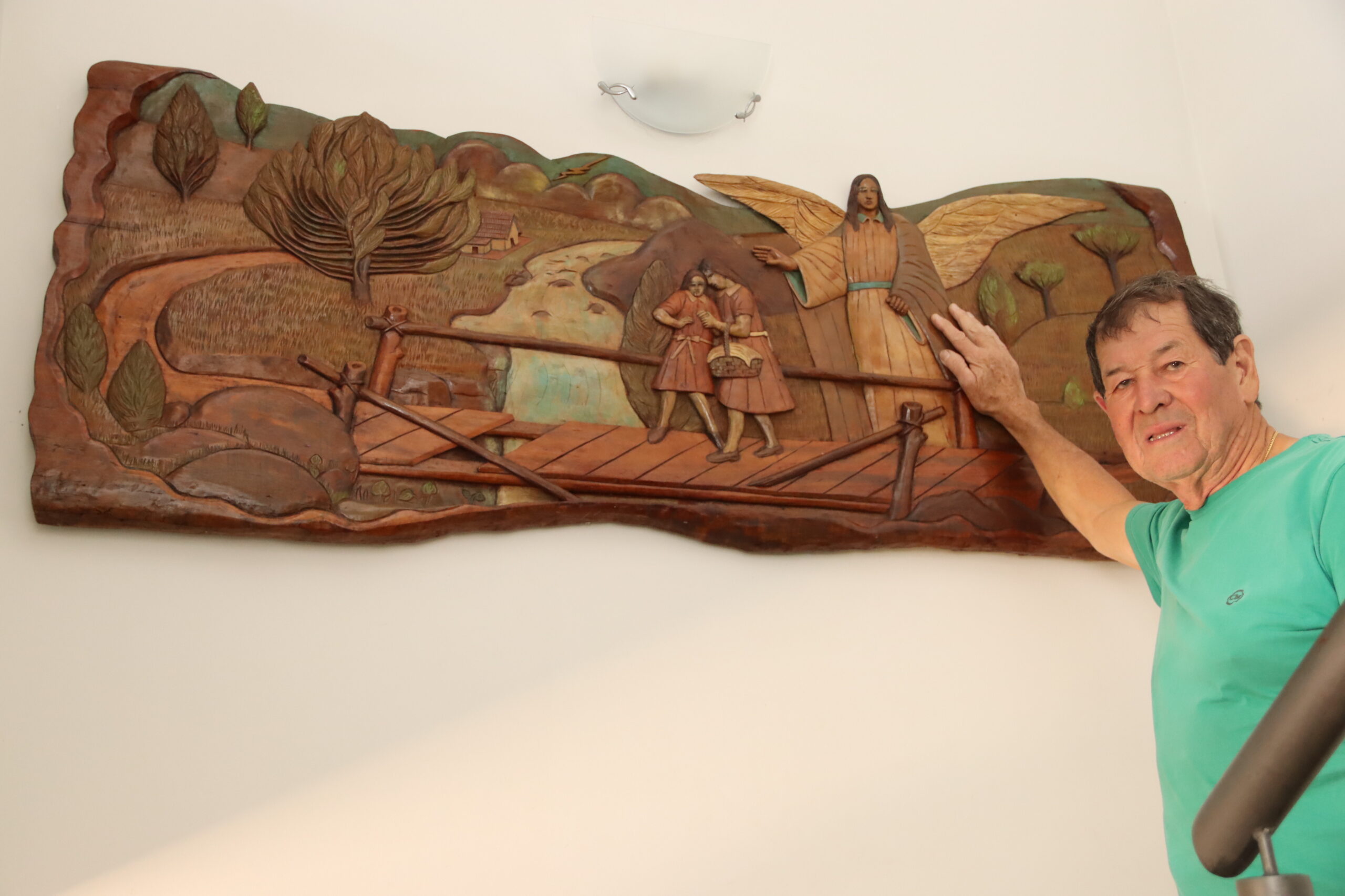 Jornal Ilustrado - Tradição da escultura em madeira resiste no trabalho de artista de Umuarama