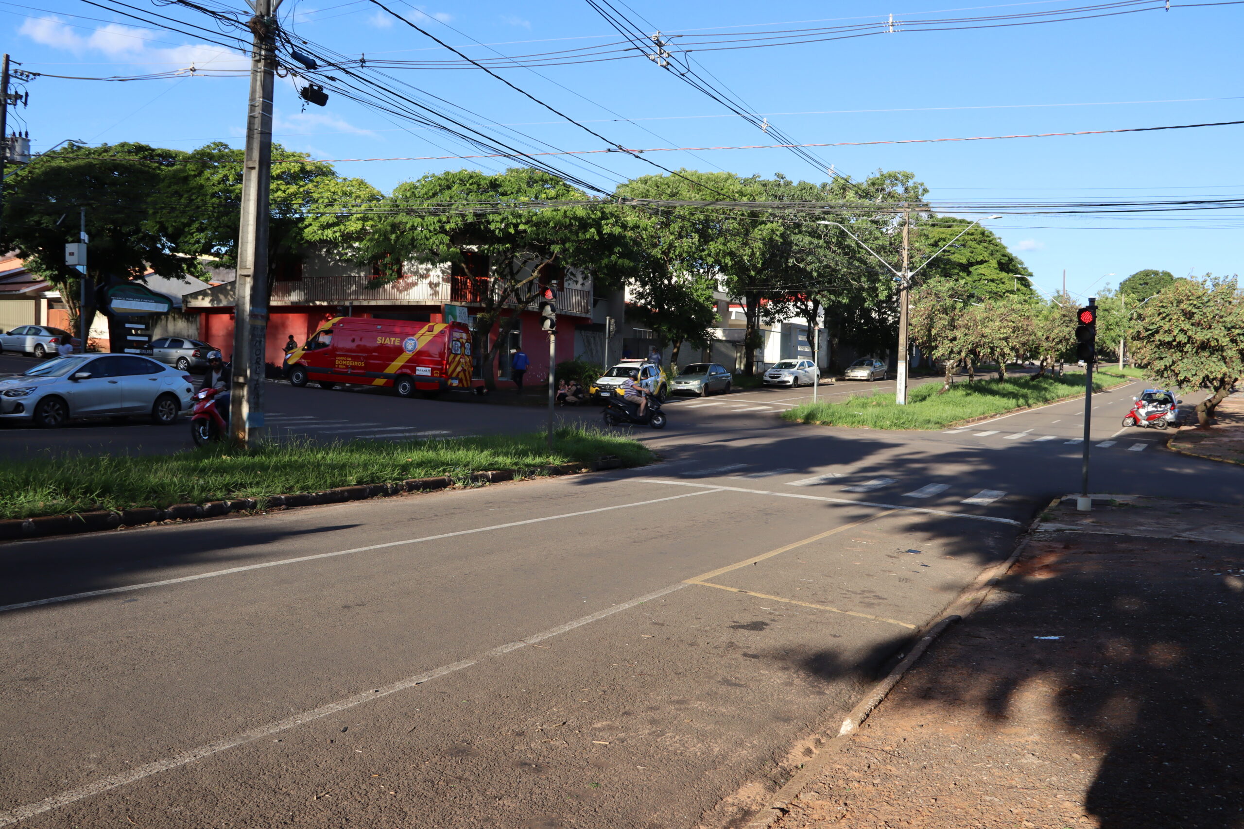 Jornal Ilustrado - Gestante se envolve em acidente entre carro e moto em cruzamento de Umuarama