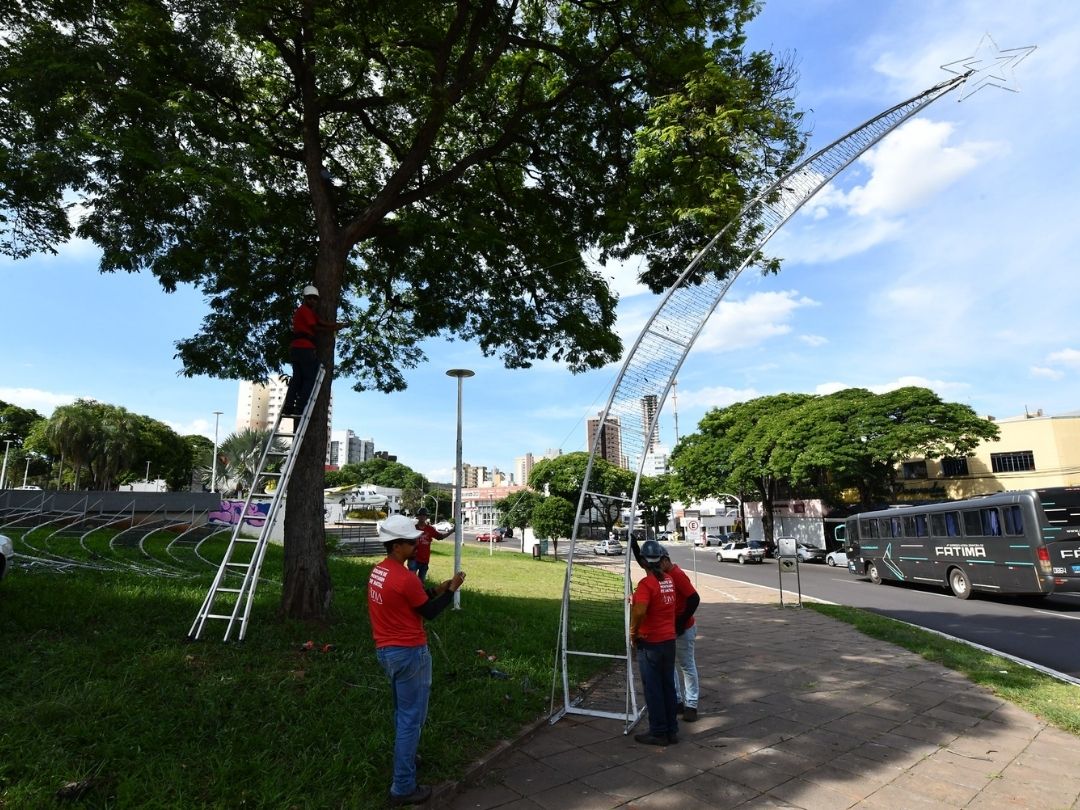 Iluminação decorativa para o Natal começa a ser instalada na cidade