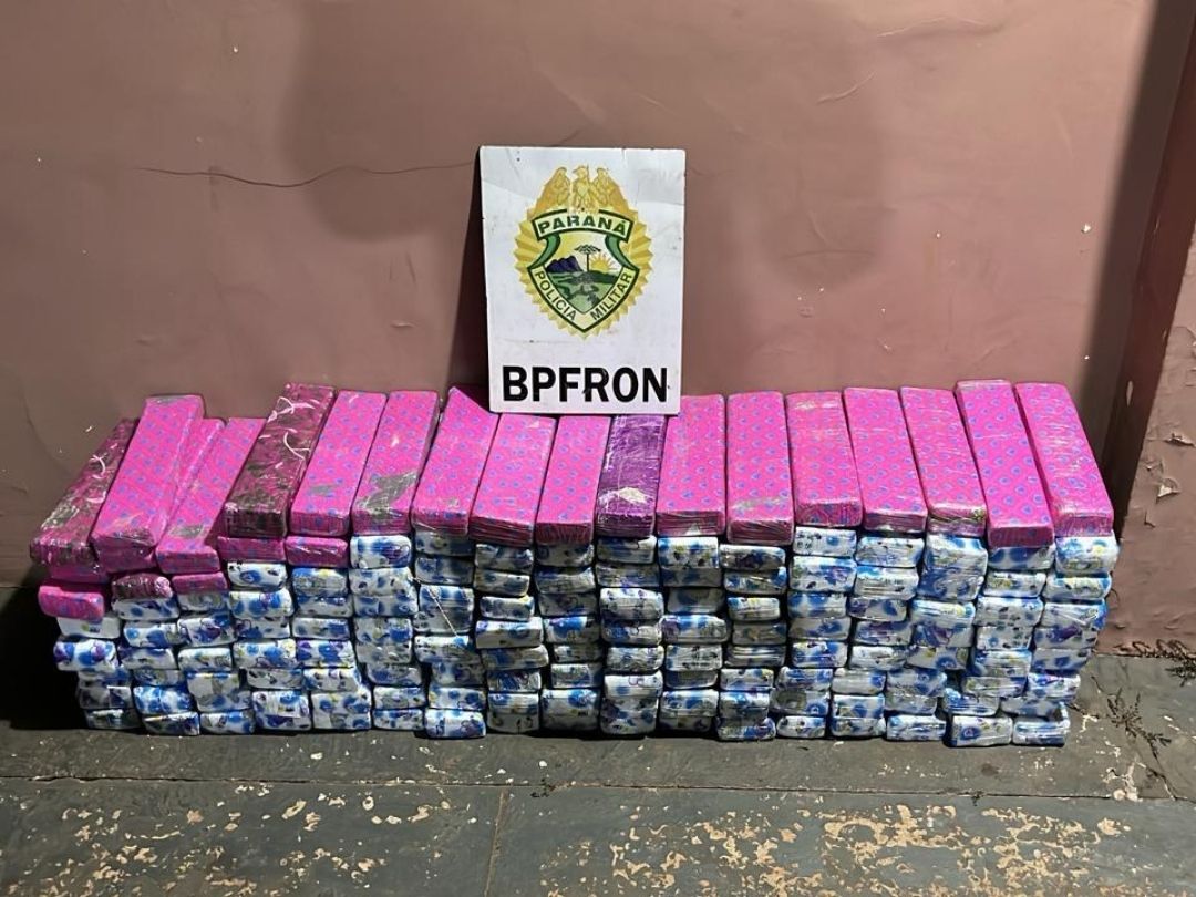 Dupla é presa por tráfico internacional após apreensão de 117,5 kg de maconha 