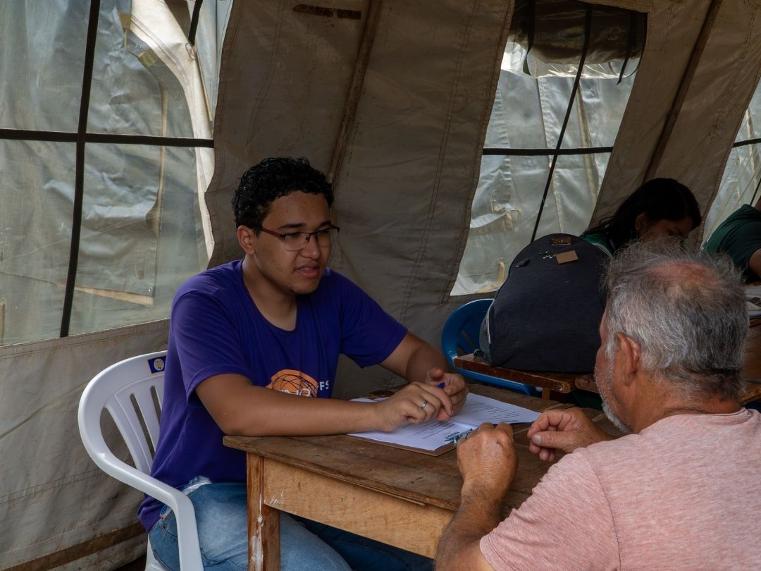 Estado orienta famílias atingidas pelo tornado e lança site sobre acesso ao benefício de R$ 1 mil
