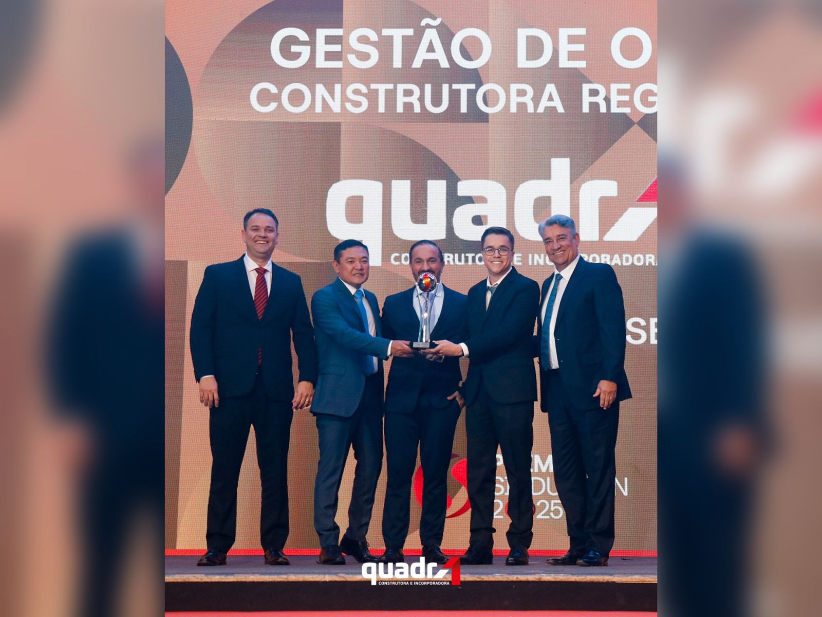 Jornal Ilustrado - Quadra 1 Construtora é reconhecida com o Prêmio SindusCon 2025 por excelência em gestão de obra