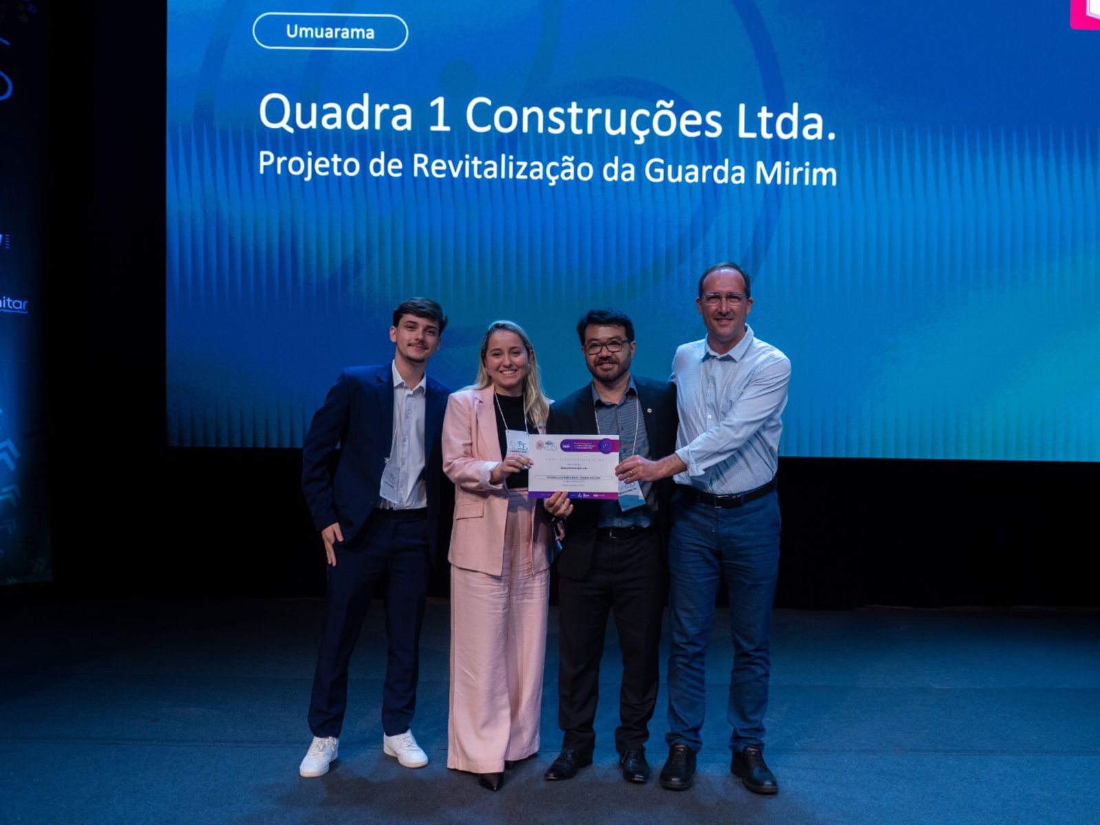 Jornal Ilustrado - Quadra 1 Construtora é reconhecida com o Prêmio SindusCon 2025 por excelência em gestão de obra