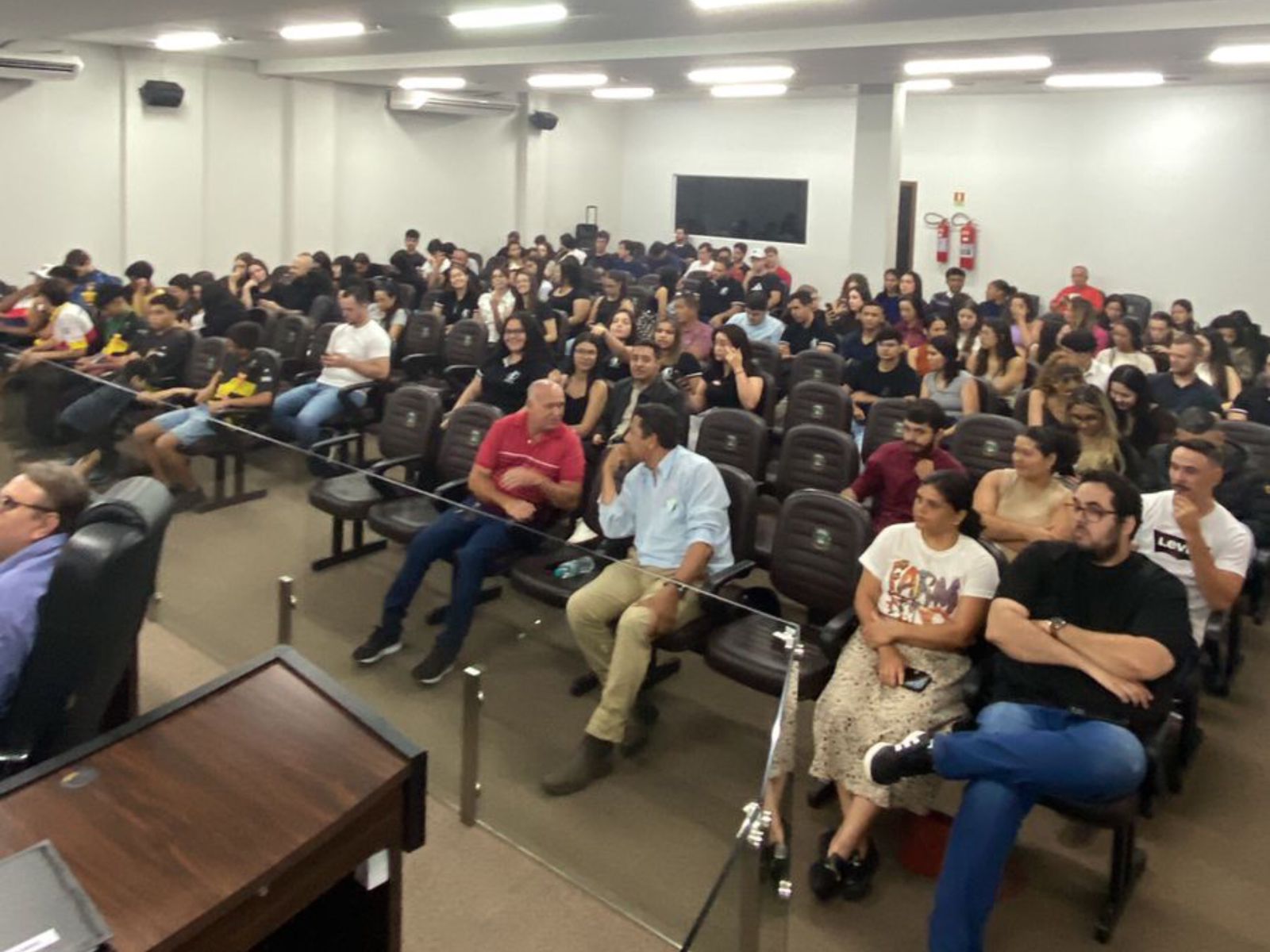 Jornal Ilustrado - UniALFA promove noite de aprendizado prático com simulação de julgamento do STF e visita à Câmara de Vereadores