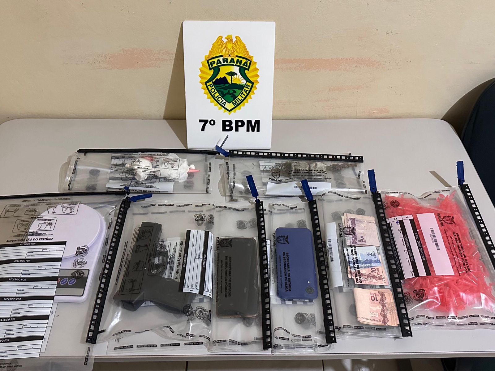 Homem é preso após ser flagrado com cocaína, maconha e simulacro de pistola em Mariluz 