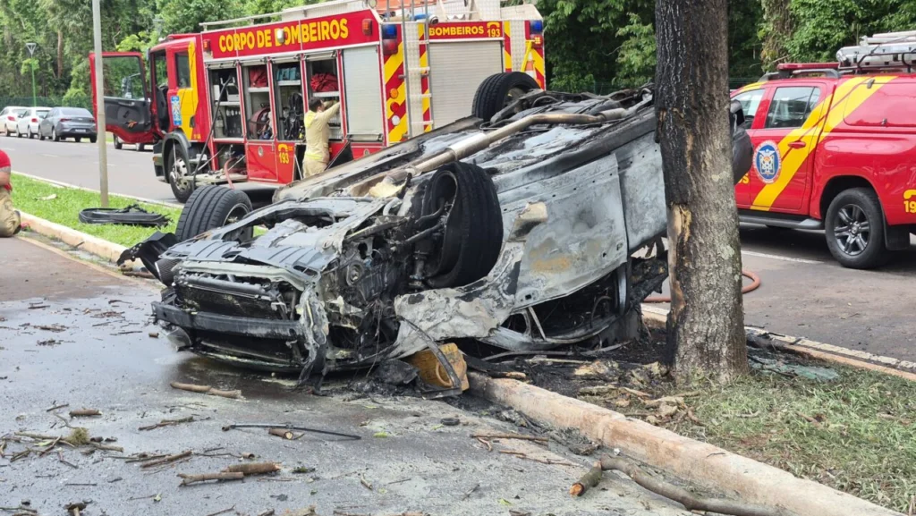 Jornal Ilustrado - Médico e piloto morre após carro capotar e pegar fogo em Maringá