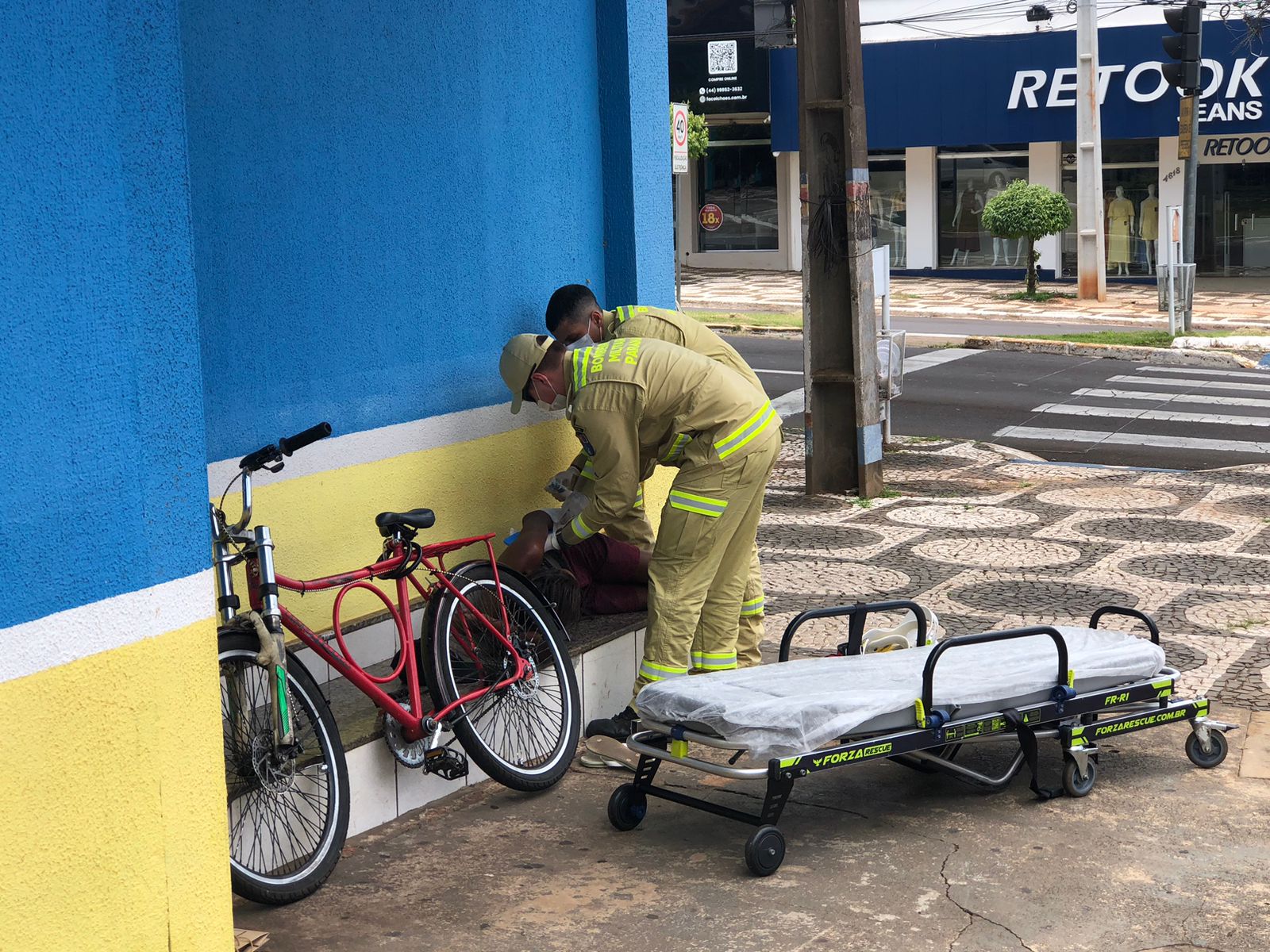 Jornal Ilustrado - Ciclista fica ferida após ser atingida por carro no centro de Umuarama; motorista foge
