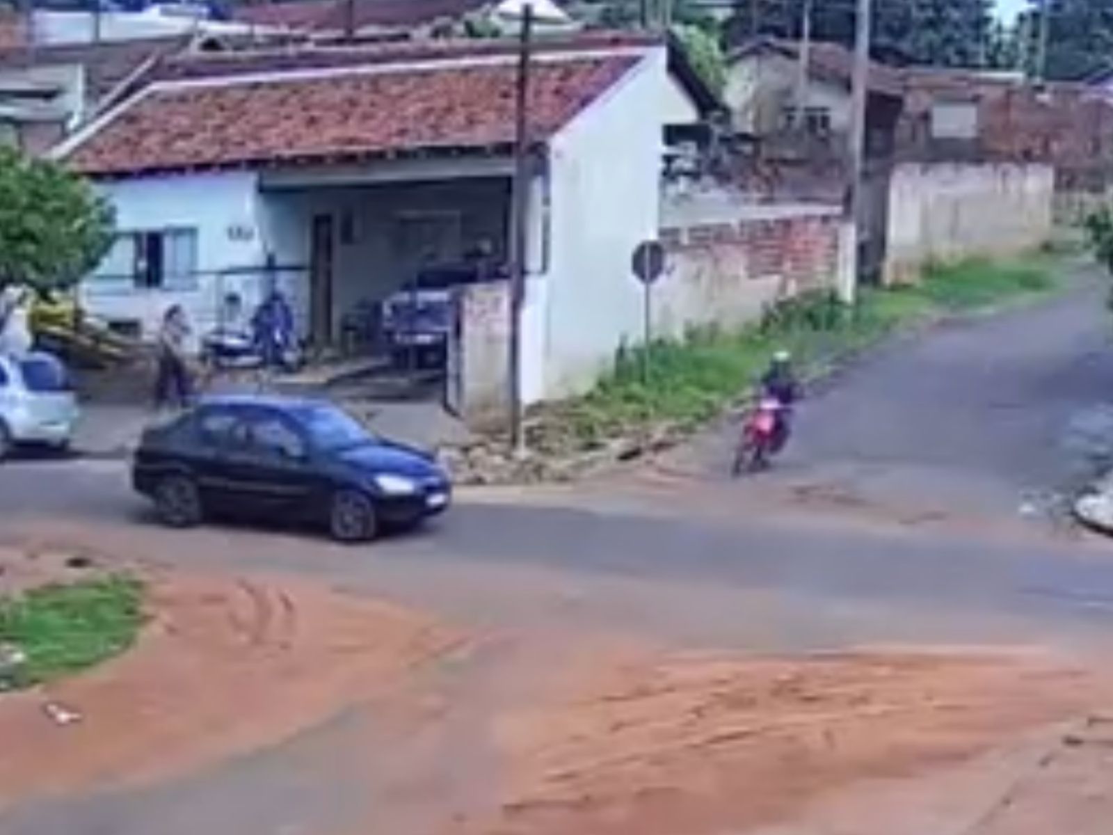 Jornal Ilustrado - Motociclista fica ferido em colisão violenta registrada por câmeras no Jardim Pimentel