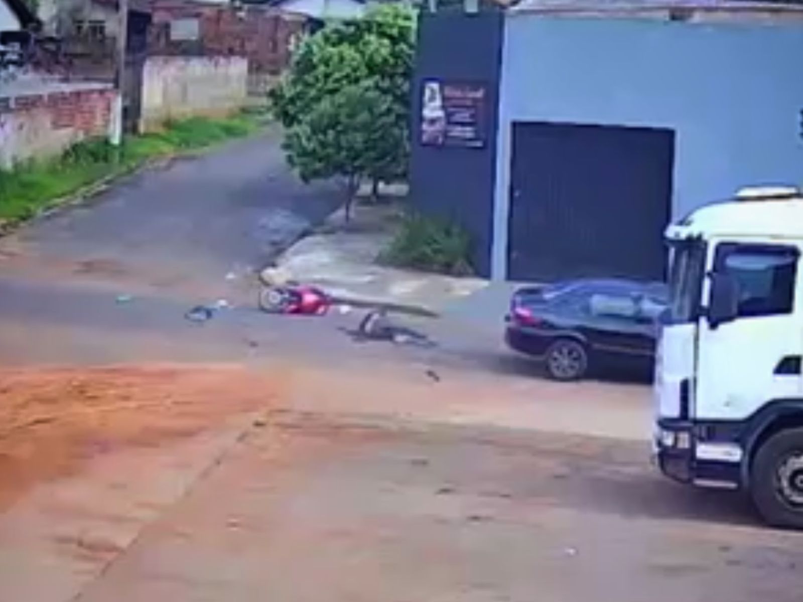 Motociclista fica ferido em colisão violenta registrada por câmeras no Jardim Pimentel