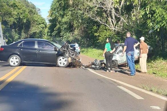 Colisão frontal entre carros deixa dois mortos na PR-323