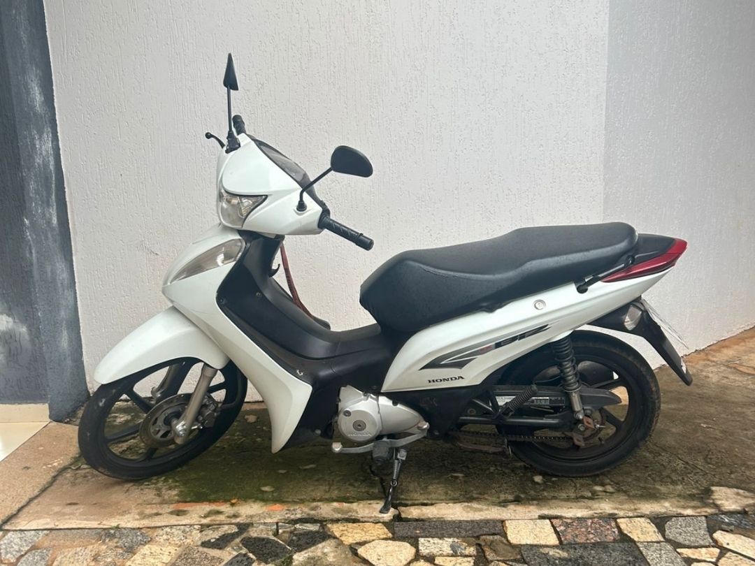 Casal furta moto, mas PM localiza veículo na casa deles em Iporã