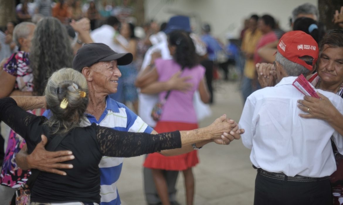 Expectativa de vida no Brasil chega a 76,6 anos, diz IBGE