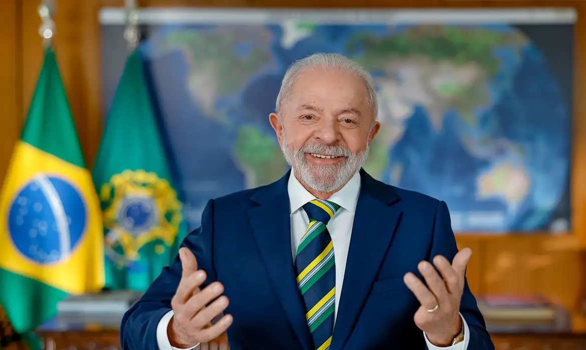 Lula sanciona lei que proíbe uso de linguagem neutra na administração pública