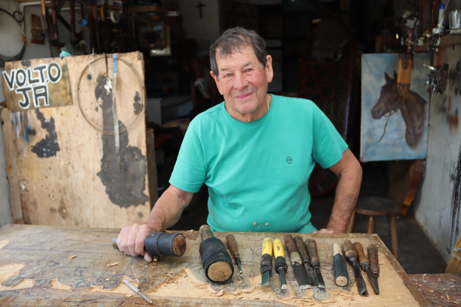 Tradição da escultura em madeira resiste no trabalho de artista de Umuarama