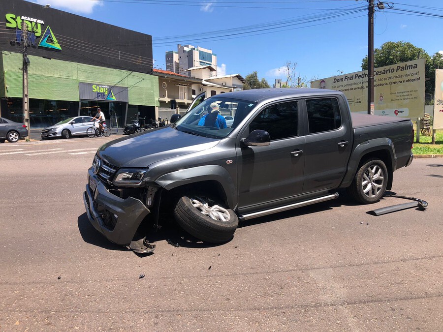 Idoso se envolve em acidente menos de um minuto após renovar o seguro da caminhonete em Umuarama 