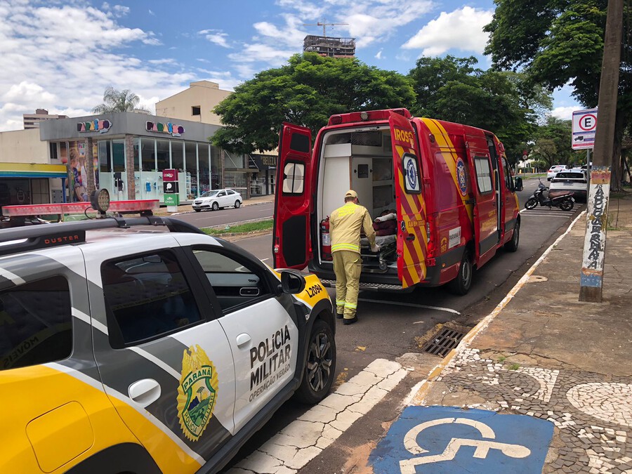 Ciclista fica ferida após ser atingida por carro no centro de Umuarama; motorista foge