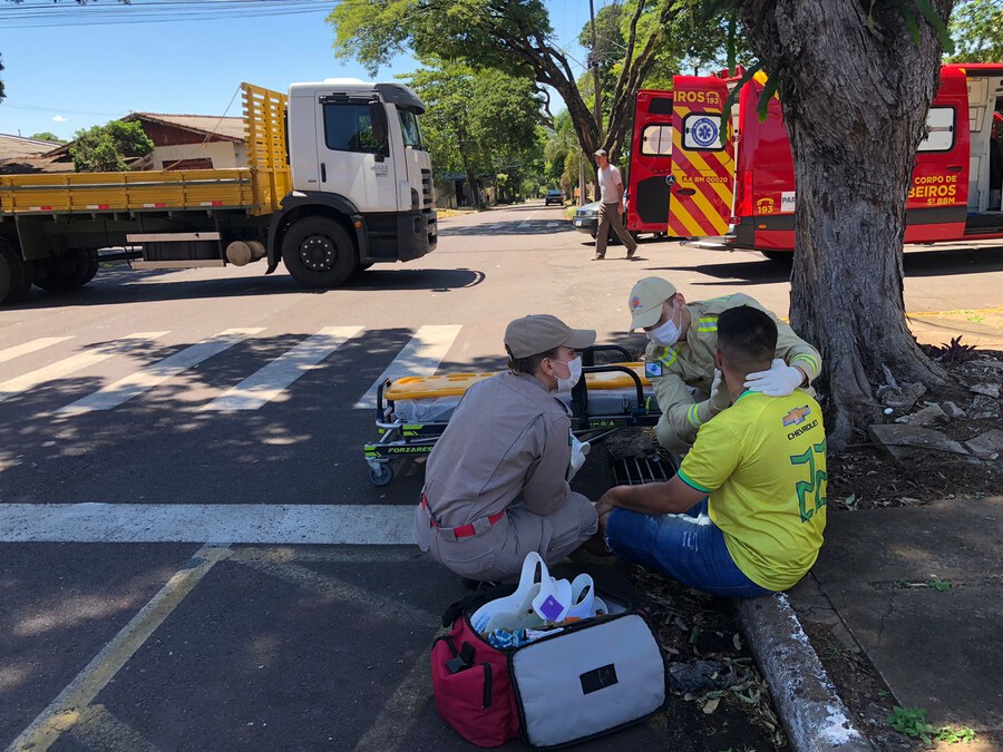Motorista fica ferido após colisão entre carro e caminhão em cruzamento de Umuarama 