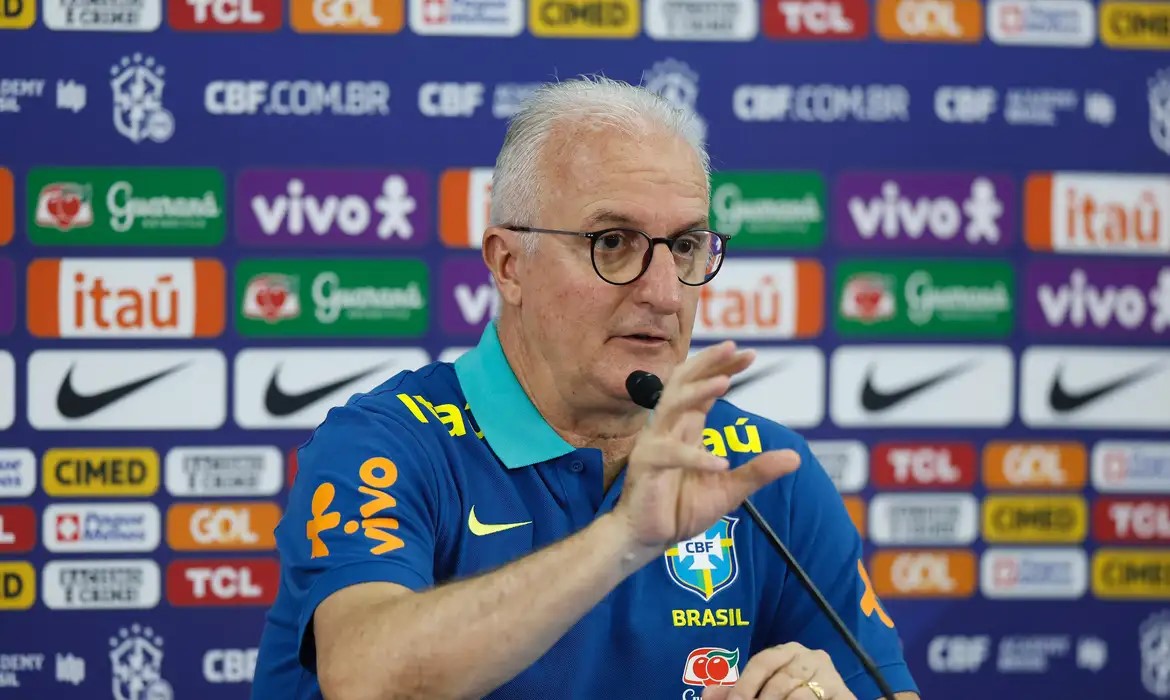 Dorival justifica substituição de Memphis e explica bate-boca com torcedor: ‘Precisava ouvir’