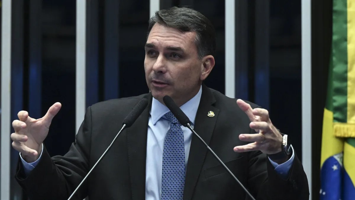 Jornal Ilustrado - Flávio admite desistir de candidatura, mas afirma ter 'um preço para isso'