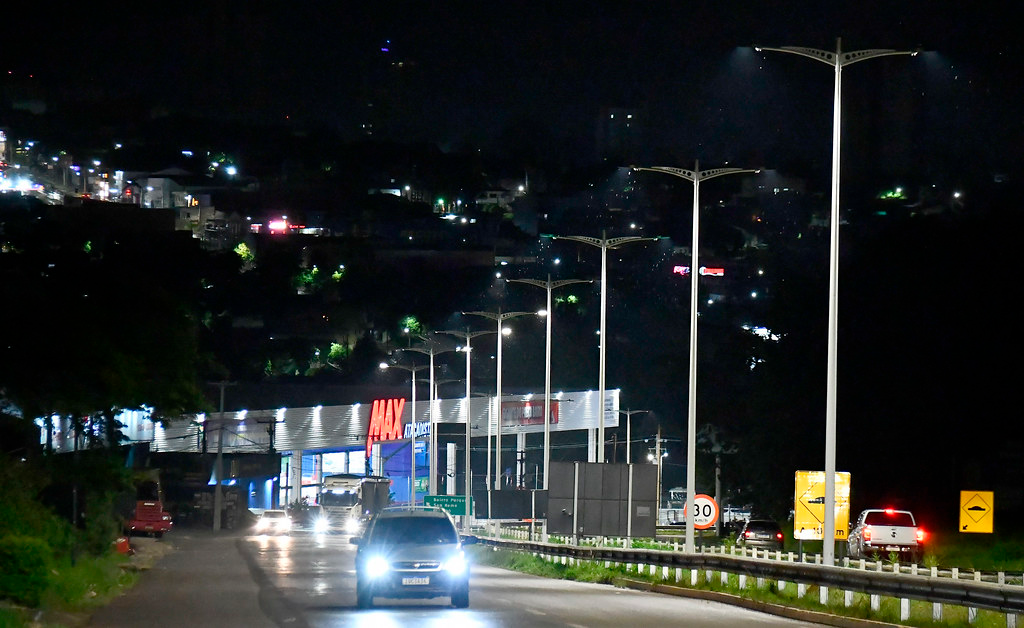 Parte da rodovia PR-323 já conta com iluminação em LED