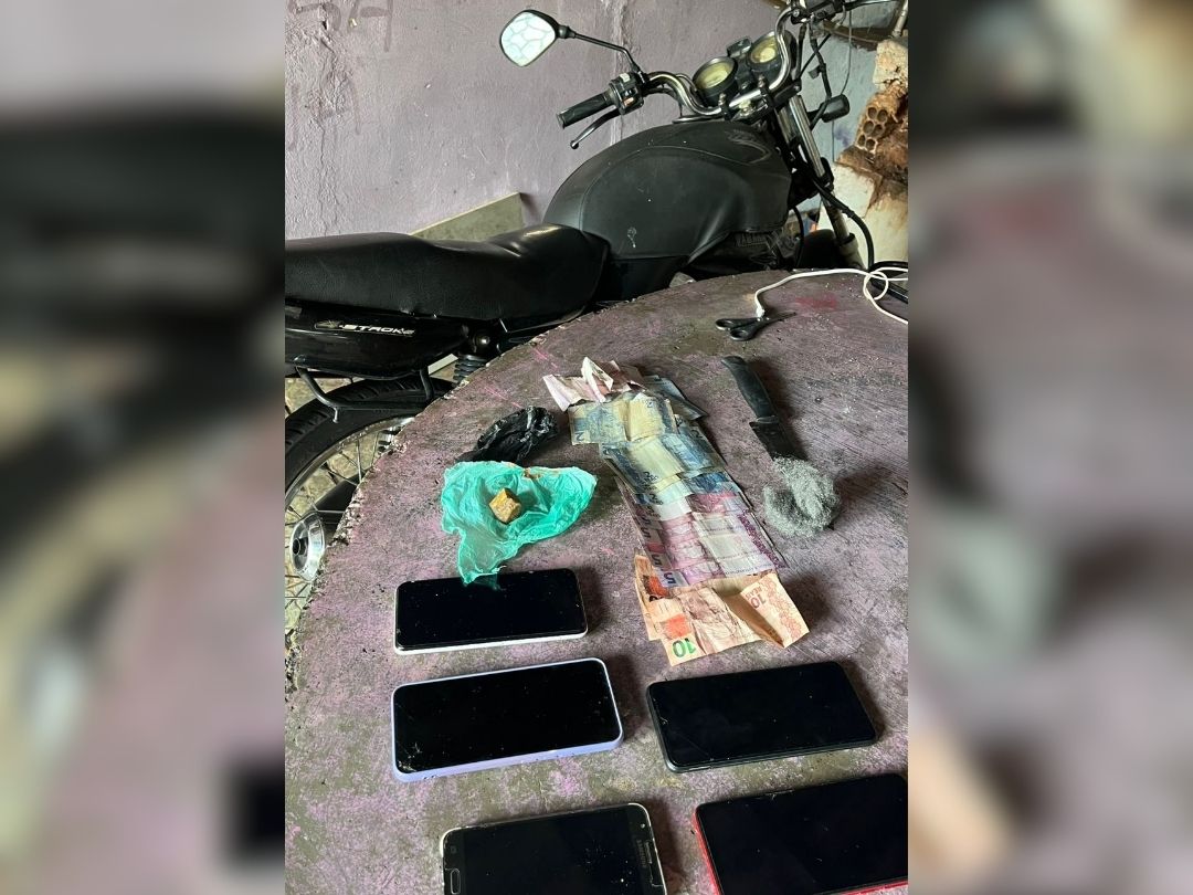 PM desarticula ponto de tráfico; apreende drogas, dinheiro e moto furtada em Umuarama