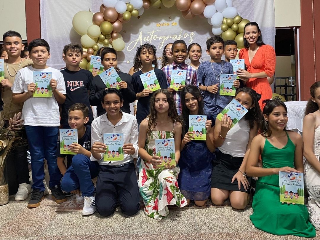 Alunos da Escola Evangélica lançam livro em noite de autógrafos