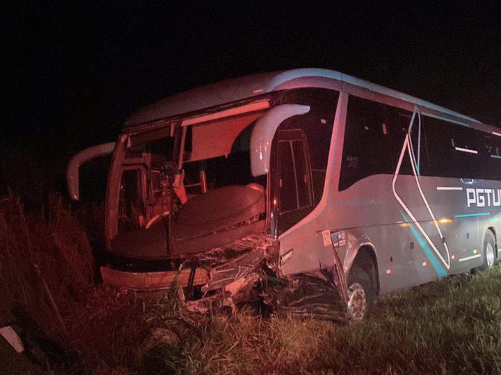 Jornal Ilustrado - O grande jornal do Noroeste do Paraná Jornal Ilustrado - Carro ocupado por família vítima de acidente na PR-490 ficou destruído após colisão com ônibus