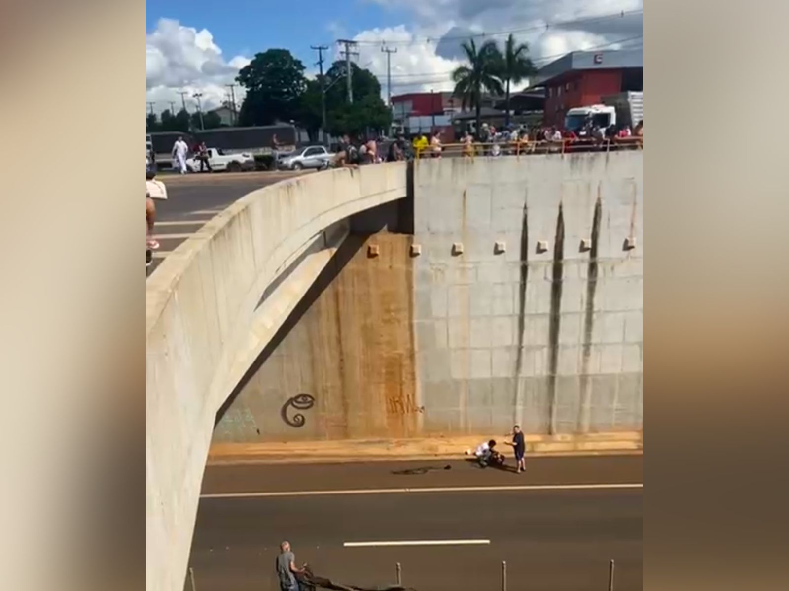 Jornal Ilustrado - O grande jornal do Noroeste do Paraná Jornal Ilustrado - Motociclista fica gravemente ferido após queda de viaduto na PR-323, em Umuarama