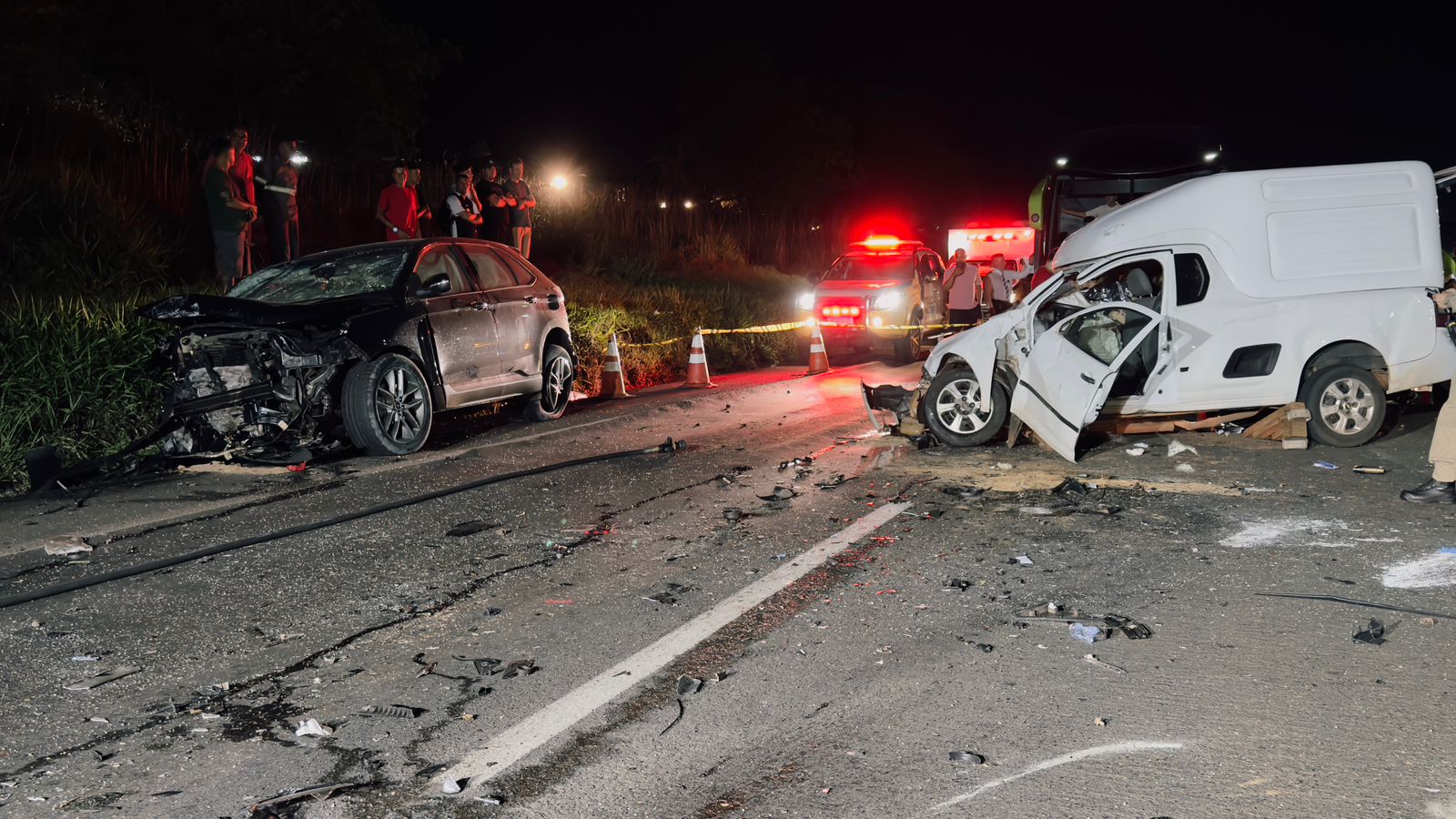 Colisão frontal deixa uma mulher morta e dois feridos