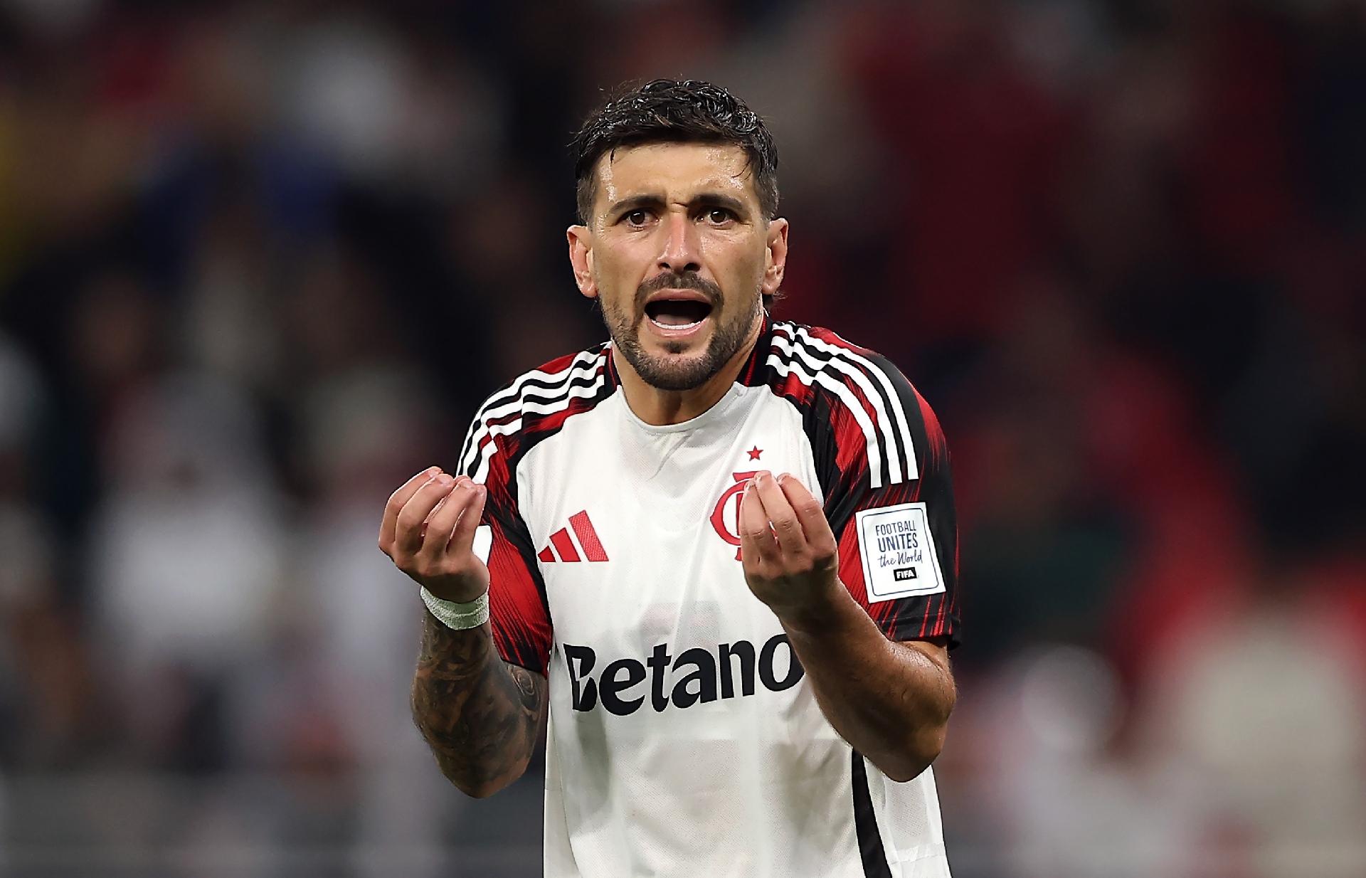 Arrascaeta revela cãibras, aponta falta de sorte do Flamengo nos penais e elogia goleiro do PSG