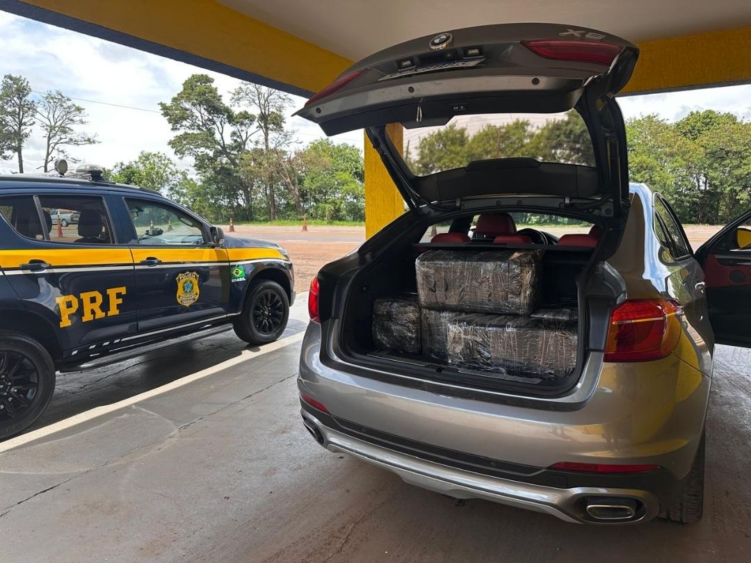 Jornal Ilustrado - Motorista de BMW é presa transportando 200 kg de maconha