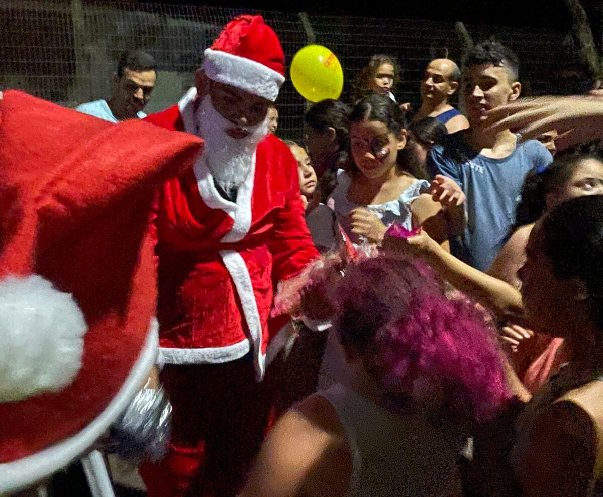 Jornal Ilustrado - Papai Noel fez a alegria da garotada do São Cristóvão com distribuição de presentes
